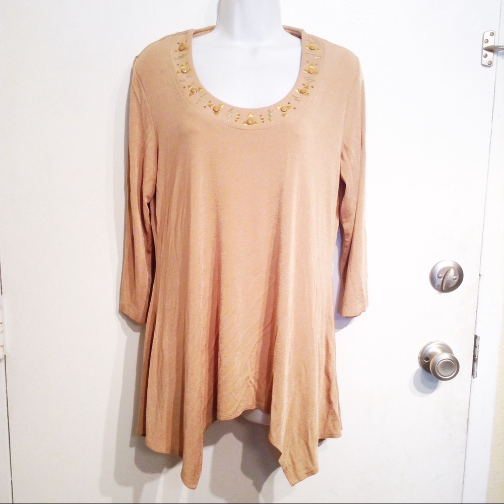 🌟5 for $25🌟 Neutral Gold Studded Shark Bite Top